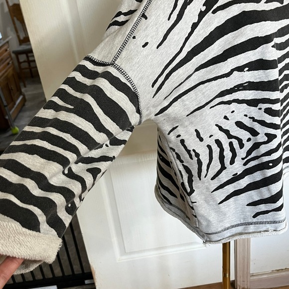 Marc New York Zebra Print Sweatshirt Pullover 3/4 Sleeve Gray Black Animal‎ Top - Picture 4 of 12
